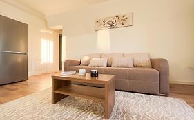 Uniquemoments Airport Apartment & Secure Parking & Airport Shuttle