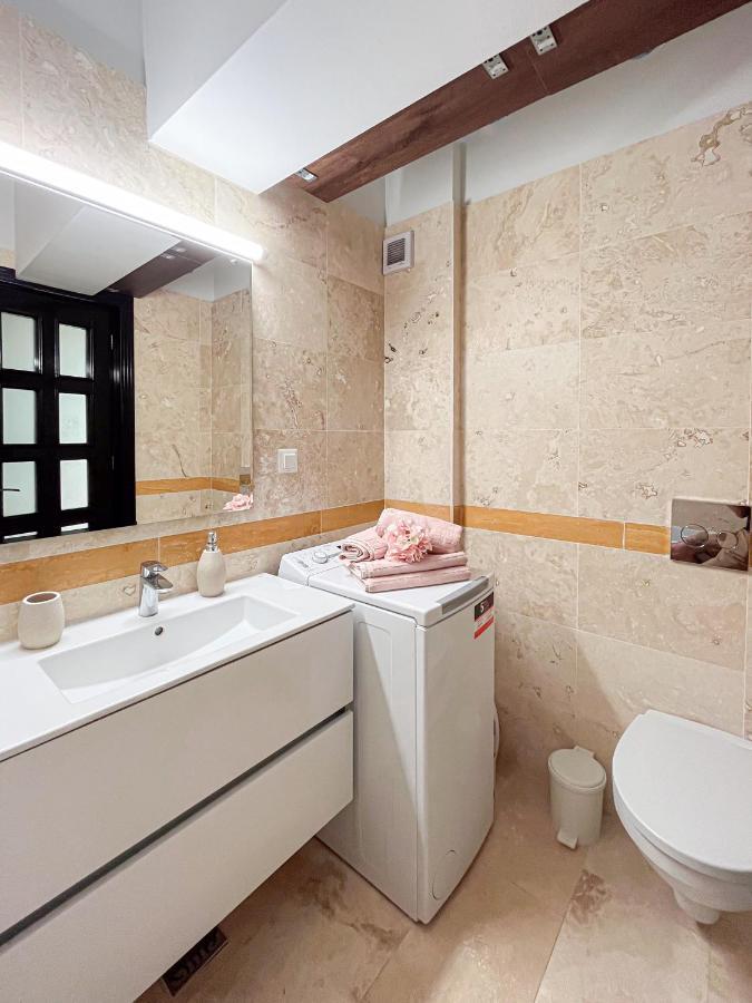 Uniquemoments Airport Apartment & Secure Parking & Airport Shuttle Iasi Exterior photo