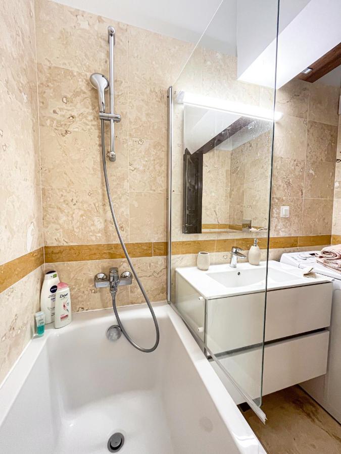 Uniquemoments Airport Apartment & Secure Parking & Airport Shuttle Iasi Exterior photo